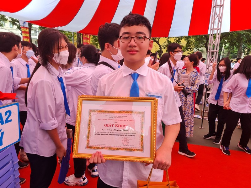 Chan dung 10 guong mat tre Viet Nam tieu bieu nam 2022-Hinh-2