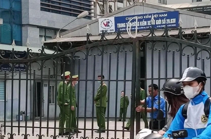 Cảnh sát xuất hiện tại Trung tâm đăng kiểm 29-03V, nhiều tài xế “quay đầu“ Canh sat xuat hien tai Trung tam dang kiem 29-03V, nhieu tai xe “quay dau“