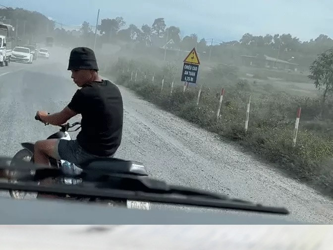 Phan no canh thanh nien chan dau, thach thuc tai xe xe cuu thuong