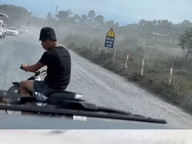 Phan no canh thanh nien chan dau, thach thuc tai xe xe cuu thuong