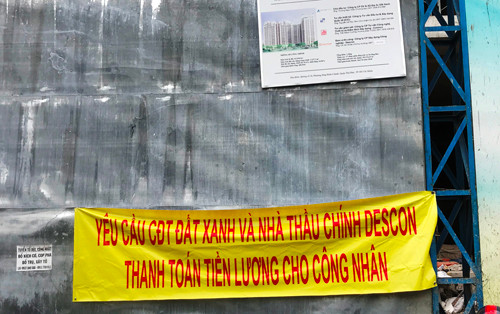 Băng rôn yêu cầu Đất Xanh và DESCON thanh toán tiền lương cho công nhân.