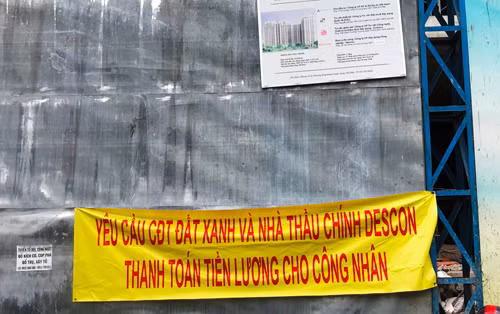 Băng rôn yêu cầu Đất Xanh và DESCON thanh toán tiền lương cho công nhân.