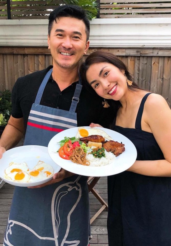 Giờ đây, khi đã rút lui khỏi các hoạt động showbiz để kinh doanh và chăm sóc gia đình nhưng cuộc sống của nữ diễn viên "Bỗng dưng muốn khóc" vẫn được nhiều người quan tâm đặc biệt. Mới đây, Tăng Thanh Hà đi ăn cơm tấm của ông xã và hội bạn thân. Trong hình ảnh chụp chung, có thể thấy rõ Tăng Thanh Hà ngày càng gầy gò. Đặc biệt, người đẹp lộ cả xương ngực khiến người hâm mộ lo lắng.