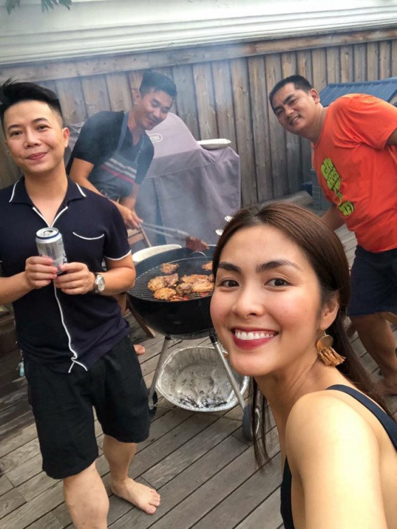 Nhưng bù lại, cô nàng vẫn sở gương mặt xinh tươi, rạng rỡ