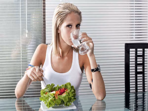 Thay vì nước lạnh, hãy thường xuyên uống nước ấm để đảm bảo sức khỏe. Nước ấm sẽ kích thích một số enzym tốt và cải thiện hệ tiêu hóa.