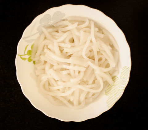 Nguyên liệu chính để làm bánh canh bao gồm bột năng và bột gạo. Độ dẻo dai của bánh canh tùy thuộc vào tỷ lệ của hai loại bột này. Nếu bạn muốn ăn bánh canh thật dẻo dai thì cho nhiều bột năng còn muốn ăn bánh canh mềm thì ngược lại, cho nhiều bột gạo. 