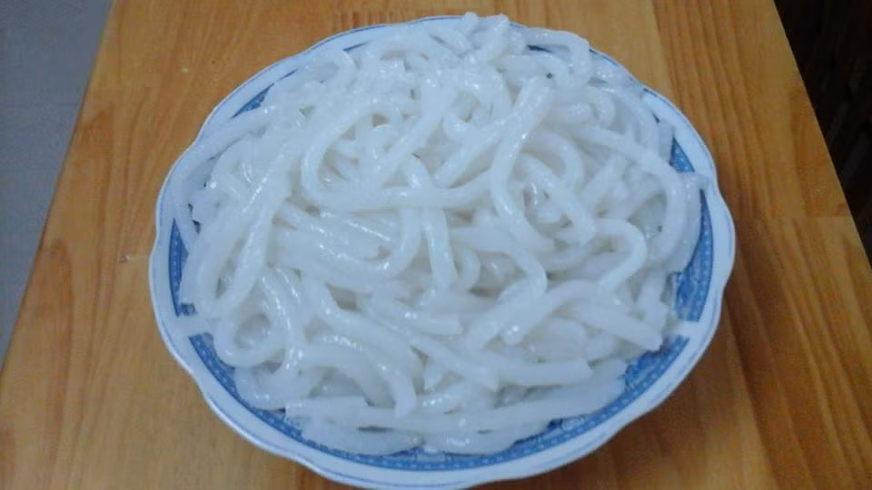 Bước 5: Sợi bánh canh khi chín sẽ nổi lên, dùng muôi có lỗ vớt ra. Lần lượt làm như vậy đến khi hết bột.