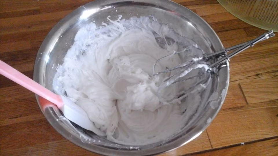 Bước 2: Sau khi để bột nghỉ đủ thời gian thì khuấy lại một lần nữa, đổ vào bát to rồi đem hấp cách thủy. Lưu ý để lửa trung bình, vừa đun vừa khuấy đều tay cho đến khi bột hơi sệt thì tắt bếp. Cho bột năng hỗn hợp bột vừa hấp rồi trộn đều đến khi bột dẻo mịn thì cho thêm vài thìa dầu ăn vào trộn đều.