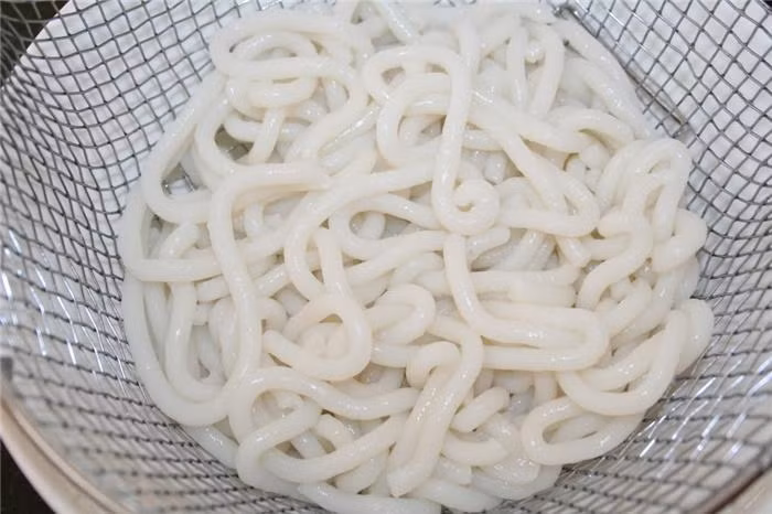 Bún, bánh canh, phở chứa chất độc hại là nỗi lo của bất cứ ai trước sự hoành hành của thực phẩm bẩn. Thay vì lo canh cánh khi mua bánh canh ở chợ hoặc ăn bánh canh ở hàng, bạn có thể tự làm bánh canh sạch ngay tại nhà. 