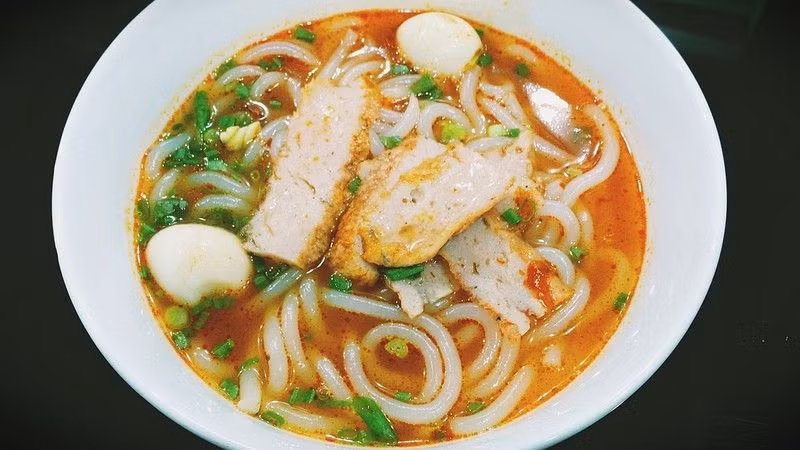 Với những sợi bánh canh này, bạn có thể nấu nước dùng để chế biến thành bánh canh ghẹ hoặc bánh canh chả cá đổi vị cho cả nhà.