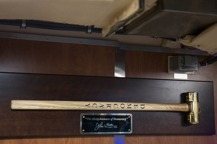 Dòng chữ “Búa tạ Dân chủ”.