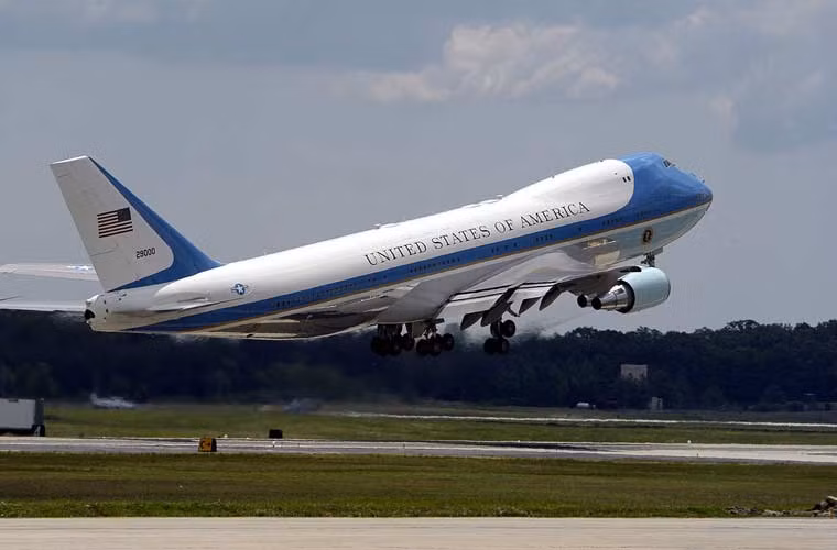 Đáng lưu ý nhất trong các đơn vị Không quân Mỹ đồn trú tại sân bay quân sự Andrews là Không đoàn không vận 89. Đây là đội bay phục vụ chuyến bay công cán khắp thế giới của Tổng thống, Phó Tổng thống Mỹ và các quan chức cấp cao Nhà Trắng. Trong ảnh, chiếc Air Force One VC-25A nổi tiếng thuộc Không đoàn 89, cất cánh từ sân bay Andrews.