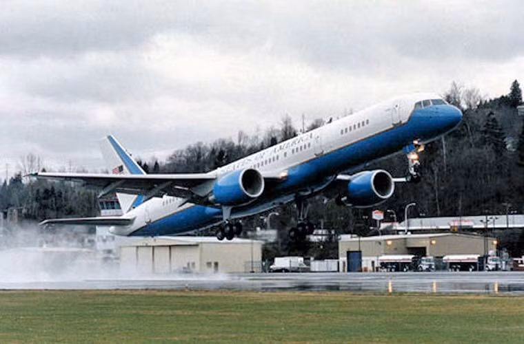 Ngoài Air Force One, Không đoàn 89 còn được trang bị một số máy bay khác phục vụ cho các quan chức chính quyền Mỹ. Ví dụ như trong ảnh là chiếc chuyên cơ C-32 thuộc Phi đoàn không vận số 1, Không đoàn 89. Đây là biến thể đặc biệt sản xuất trên cơ sở máy bay chở khách Boeing 757.