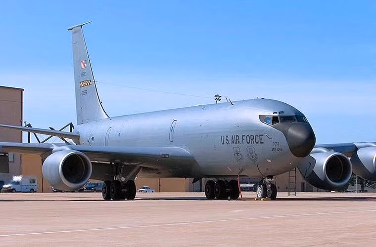 Trong ảnh là máy bay KC-135R Stratotanker thuộc Liên đoàn tiếp nhiên liệu 459 cũng đóng tại Andrews.
