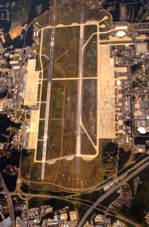 Sân bay quân sự Andrews hiện là nơi đóng quân của nhiều đơn vị Không quân Mỹ làm nhiệm vụ bảo vệ thủ đô Washington và phục vụ chuyến bay của Tổng thống Mỹ cùng các quan chức chính phủ. Căn cứ này có hai đường băng dài 2.835m và 2.973m cho phép hạ cánh hầu hết các loại máy bay lớn nhỏ.