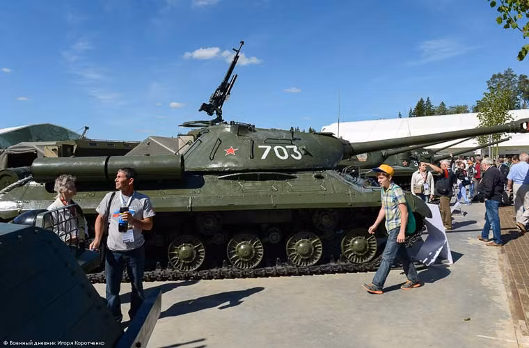 Xe tăng hạng nặng IS-3M có trọng lượng 49 tấn, tốc độ tối đa 40km/h, hỏa lực có pháo chính 122mm D-25T với 28 viên đạn, cùng súng máy 7,62mm đồng trục pháo chính và đặt ở nóc tháp pháo.