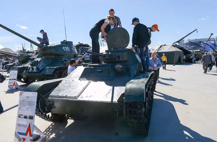 Xe tăng hạng nhẹ T-60 được thiết kế chỉ trong vòng 15 ngày tháng 8/1941 bởi nhà máy số 37 trong dự án độc lập. T-60 nặng 6,4 tấn, giáp dày 35mm, hỏa lực có pháo bắn nhanh 20mm ShVAK-20 với 750 viên đạn