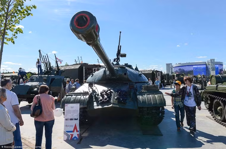 Xe tăng hạng nặng IS-3M là biến thể hiện đại hóa từ mẫu tăng IS-3 ra đời giai đoạn cuối Chiến tranh Thế giới thứ hai. Đây được xem là một trong những mẫu tăng hạng nặng tốt nhất của Liên Xô thời bấy giờ, khoảng 4.000 chiếc được chế tạo trước và sau năm 1945.