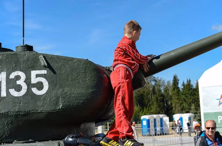 Các khách thăm quan được thoải mái tự do trèo lên các vũ khí khí tài quân sự, không kể cũ mới.