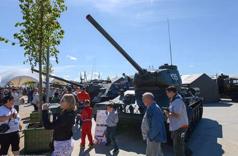 Xe tăng hạng trung T-34/85 huyền thoại được sản xuất bởi nhà máy 183 ở Nizhniy Tagil. T-34/85 tung hoành chiến trường từ năm 1944 khi mà cuộc chiến đã gần ngã ngũ. Mẫu tăng này trang bị pháo chính 85mm ZIS-S-53 đủ khả năng xuyên phá xe tăng hạng trung Panther và xe tăng hạng nặng Tiger.