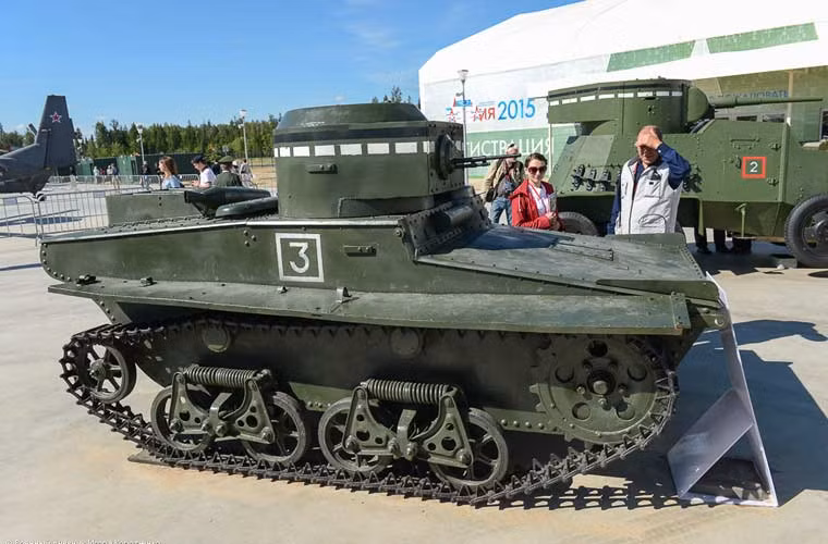 Xe tăng lội nước đầu tiên của Liên Xô T-37A được sản xuất từ năm 1933-1936 với tổng cộng 2.552 chiếc. Xe có trọng lượng 3,2 tấn, lội nước với tốc độ 6km/h, hỏa lực có súng máy 7,62mm DT.