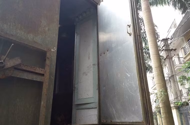 Cửa vào bên trong “bếp ăn di động”.