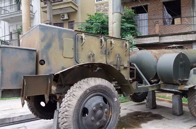 Xe bếp này có chiều dài 3,82m (mẫu của Việt Nam nếu tính xe nước đằng sau thì phải dài hơn), rộng 2,2m, chiều cao khi hành quân 1,6m, chiều cao khi hoạt động là 3,35m, nặng 1,3 tấn. Mức tiêu thụ nhiên liệu khi hoạt động với gỗ là 35kg/giờ, với nhiên liệu diesel là 10 lít/giờ.