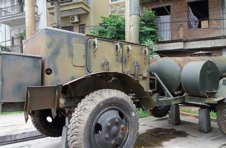 Xe bếp này có chiều dài 3,82m (mẫu của Việt Nam nếu tính xe nước đằng sau thì phải dài hơn), rộng 2,2m, chiều cao khi hành quân 1,6m, chiều cao khi hoạt động là 3,35m, nặng 1,3 tấn. Mức tiêu thụ nhiên liệu khi hoạt động với gỗ là 35kg/giờ, với nhiên liệu diesel là 10 lít/giờ.