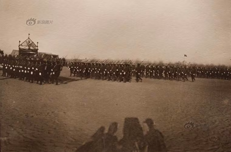 Đến trước cách mạng Tân Hợi năm 1911, tổng kinh phí dành cho việc huấn luyện quân Bắc Dương lên tới hơn 5.400 vạn lượng bạc. Do Viên Thế Khải lúc bấy giờ được triều đình trọng dụng nên đội quân của ông trở thành đội quân trung ương của triều đình, kinh phí huấn luyện do triều đình cấp, còn kinh phí chi cho các đội quân huấn luyện của các địa phương khác đều do tài chính địa phương đó đảm nhiệm phụ trách chi trả. Ảnh: quân Bắc Dương duyệt đội ngũ, năm 1910.