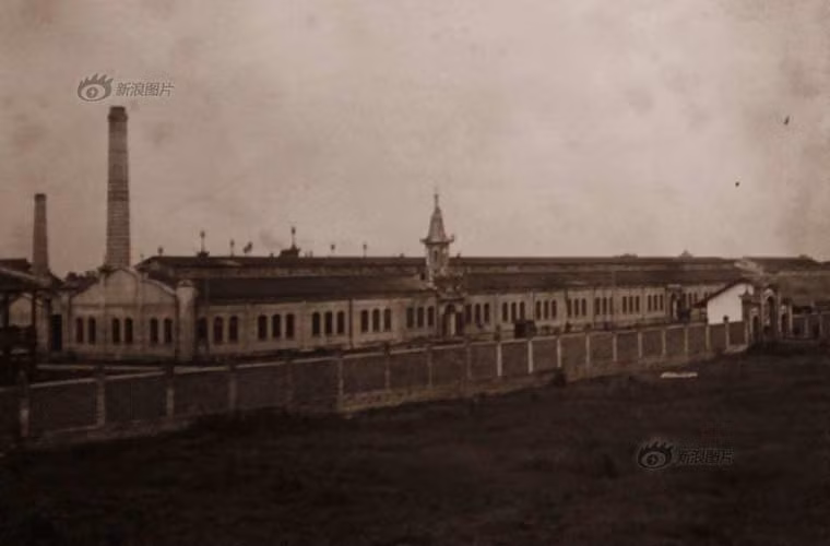 Nhà máy và văn phòng làm việc của xưởng chế tạo vũ khí cho bộ binh tại Tứ Xuyên, với diện tích 260 mẫu, chủ yếu chế tạo các loại đạn vỏ đồng, mũ chống đạn, đạn đầu thép và các loại súng trường.