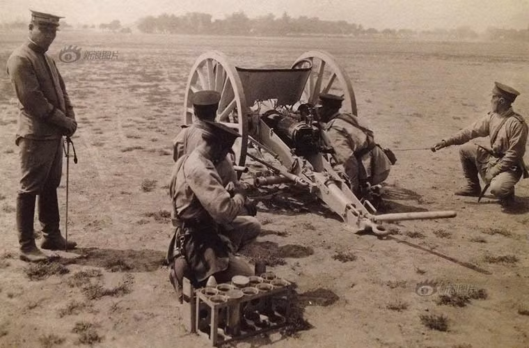 Trang bị của đội quân Bắc Dương được đánh giá là khá hiện đại, tiến gần với đạo quân của phương Tây. Mỗi trấn đều có một tiểu đoàn pháo binh, công binh, kỵ binh, quân nhạc, 12 tiểu đoàn bộ binh. Súng trường chủ yếu do Đức sản xuất, pháo Krupp, mỗi trấn đều được trang bị súng máy hạng nặng. Ảnh: Huấn luyện bắn pháo năm 1910.