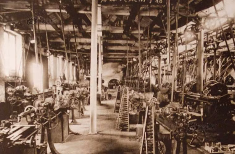 Ngay từ đầu thời kỳ Âu hóa, triều đình nhà Thanh đã thành lập khá nhiều công xưởng quân sự. Sau này trong quá trình xây dựng quân đội, các xưởng quân sự này có vai trò vô cùng quan trọng trong việc chế tạo vũ khí, trang bị phục vụ cho việc huấn luyện của các binh sĩ. Ảnh: xưởng chế tạo súng ở Giang Nam.