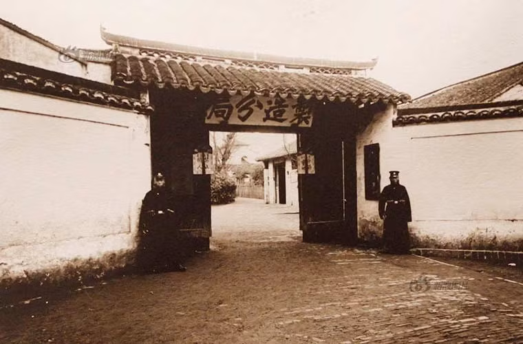 Một căn cứ đậm chất kiến trúc nhà Thanh được gác với các binh sĩ có lối ăn mặc kiểu phương Tây.