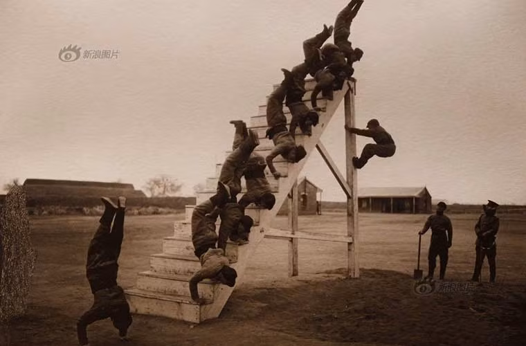 Đại thần nổi tiếng cuối đời nhà Thanh từng tán dương công tác huấn luyện của đội quân Bắc Dương như sau: “Sau một cái giơ chân là cả vạn cái giơ chân, sau một tiếng súng là hàng loạt tiếng súng vang lên, đứng nghiêm giống như cây”. Còn một người Anh tên là Dingle thì ca ngợi quân Bắc Dương là các binh sĩ đều được tôi luyện trong hoàn cảnh khắc nghiệt, thấm nhuần ý chí mạnh mẽ của một người lính.