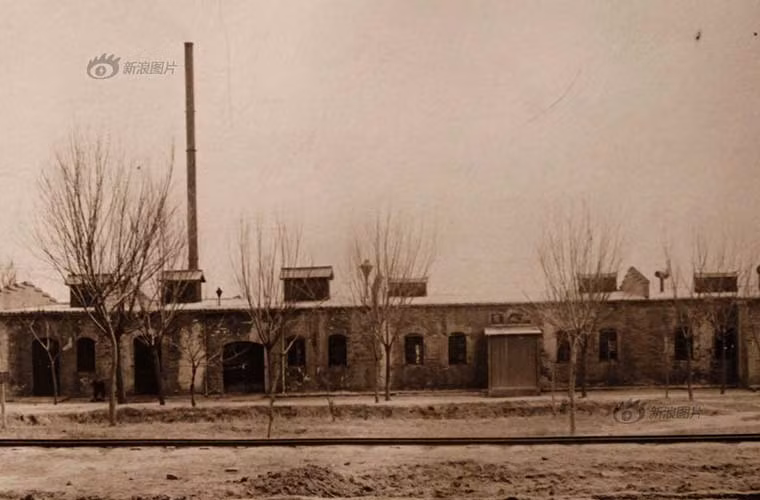 Quy mô của xưởng chế tạo cơ khí của Bắc Dương chỉ đứng sau xưởng chế tạo cơ khí của Giang Nam. Ảnh: xưởng chế tạo thuốc súng không khói của Bắc Dương. Các thiết bị của xưởng này chủ yếu được nhập về từ Đức, Anh, một số thiết bị do xưởng tự nghiên cứu chế tạo.