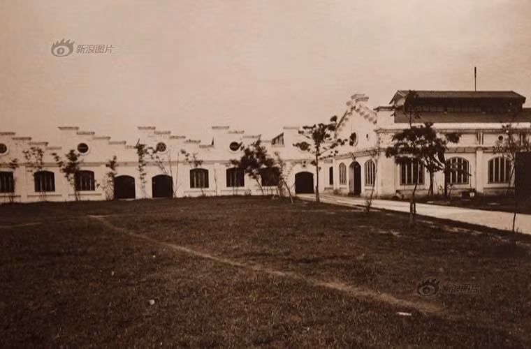 Hình ảnh bên ngoài của xưởng chế tạo quân khí Quảng Đông năm 1910.
