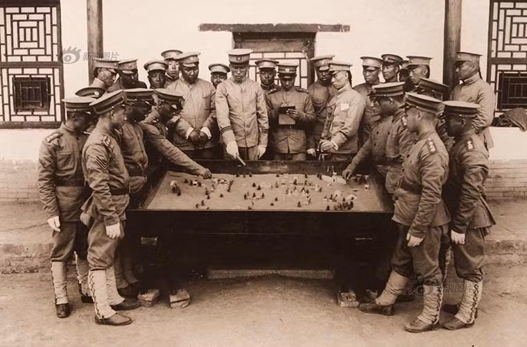 Tổ chức biên chế và phương thức huấn luyện của quân Bắc Dương chủ yếu mô phỏng theo biên chế và huấn luyện của Đức và Nhật. Thời kỳ đầu các giáo viên huấn luyện củ yếu là người Đức. Quân phục của đội quân mới cũng tương đối hiện đại và quốc tế hóa. Ảnh: các sĩ quan Bắc Dương huấn luyện trên sa bàn, năm 1910.