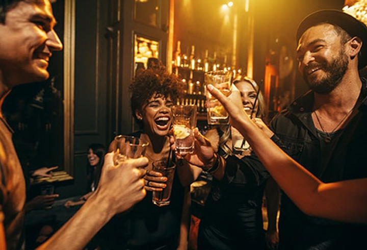 10. Sử dụng đồ uống có cồn: Đồ uống có cồn có thể khiến bạn thấy ấm lên lúc đầu, bởi nó làm giãn những mạch máu ngay dưới da. Nhưng bạn sẽ cảm thấy lạnh sau đó. Trong thời tiết giá lạnh, sử dụng đồ uống có cồn có thể khiến bạn cảm thấy lạnh đến mức nguy hiểm, giảm thân nhiệt