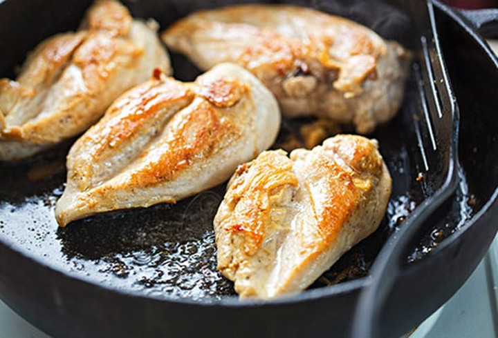 8. Thiếu vitamin B12: Thiếu vitamin B12 có thể dẫn đến thiếu máu, khiến cho bạn cảm thấy lạnh. Vitamin B12 có trong thịt gà, trứng và cá. Một số loại ngũ cốc và thực phẩm khác cũng có chứa chất này.