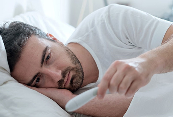 7. Cúm: Cúm là do một loại virus ảnh hưởng đến toàn cơ thể, đặc biệt là mũi, họng và phổi. Bạn có thể bị sốt cao và ớn lạnh, đi kèm là đau đầu, đau cơ, ho.