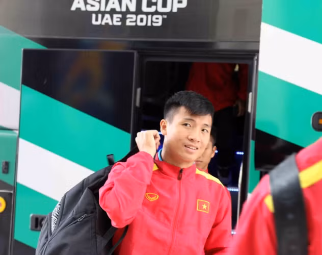 Ở sân bay Abu Dhabi, ĐT Việt Nam nhận được sự đóng tiếp nồng nhiệt của các đại diện Đại sứ quán Việt Nam tại UAE cùng đông đảo người hâm mộ Việt Nam đang sinh sống, làm việc tại đây.