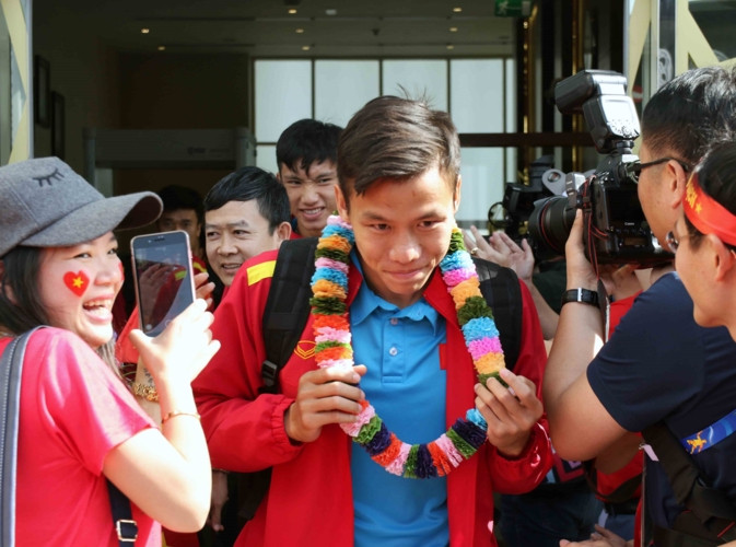  Đội trưởng Quế Ngọc Hải vui mừng trước sự chào đón nồng nhiệt của người hâm mộ tại UAE.