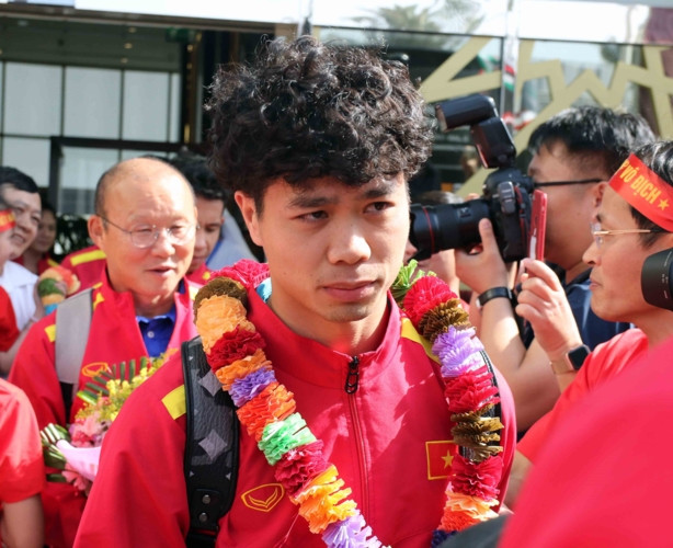 Theo lịch thi đấu đã được AFC ban hành, ĐT Việt Nam sẽ thi đấu 2 trận đầu tiên của vòng bảng tại Abu Dhabi (gặp Iraq trên SVĐ Zayed Sports City ngày 8/1/2019 và gặp Iran trên SVĐ Al Nahyan ngày 12/1/2019).