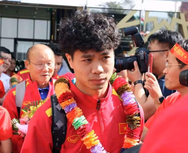 Theo lịch thi đấu đã được AFC ban hành, ĐT Việt Nam sẽ thi đấu 2 trận đầu tiên của vòng bảng tại Abu Dhabi (gặp Iraq trên SVĐ Zayed Sports City ngày 8/1/2019 và gặp Iran trên SVĐ Al Nahyan ngày 12/1/2019).