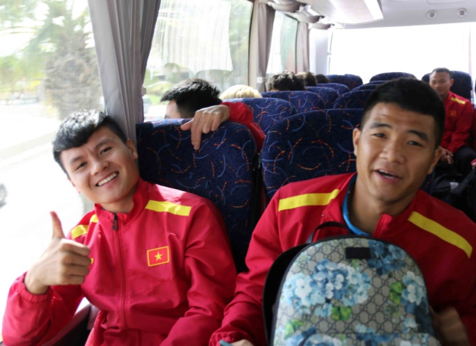 Tại Abi Dhabi, ĐT Việt Nam sẽ đóng quân tại khách sạn Crowne Plaza để thi đấu 2 trận đầu tiên, sau đó sẽ di chuyển sang khách sạn Danat Al Ain thuộc thành phố Al Ain, nằm cách Abu Dhabi khoảng 1 tiếng 45 phút di chuyển bằng xe bus để thi đấu trận cuối cùng của vòng bảng.