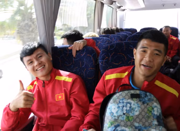 Tại Abi Dhabi, ĐT Việt Nam sẽ đóng quân tại khách sạn Crowne Plaza để thi đấu 2 trận đầu tiên, sau đó sẽ di chuyển sang khách sạn Danat Al Ain thuộc thành phố Al Ain, nằm cách Abu Dhabi khoảng 1 tiếng 45 phút di chuyển bằng xe bus để thi đấu trận cuối cùng của vòng bảng.