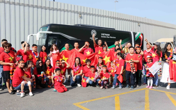 Rất đông người hâm mộ đã có mặt ở sân bay để đón thầy trò HLV Park Hang Seo.