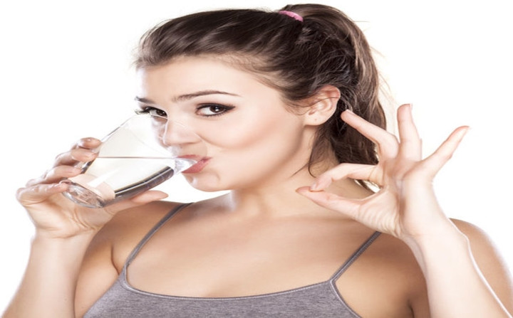 Uống đủ nước: Hầu hết những vấn đề về da đều liên quan đến việc mất nước hoặc thiếu nước của cơ thể vì nước chiếm đến 2/3 trọng lượng cơ thể. Vì vậy, da sẽ tăng độ đàn hồi, giảm nếp nhăn khi cơ thể được cung cấp đủ lượng nước cần thiết.