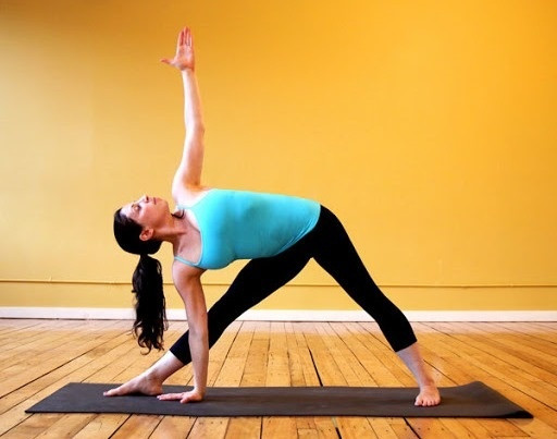 3 tu the yoga don gian de co vong eo thon nho, goi cam