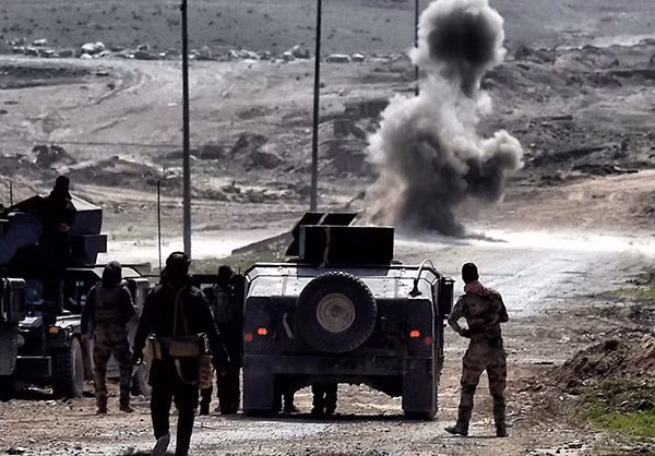 Lực lượng quân đội chính phủ Iraq đã tiến hành tấn công cắt đứt tuyến đường chính cuối cùng nối tây thành phố Mosul với bên ngoài. Theo thông tin mới nhất, cho tới nay, họ đã giành quyền kiểm soát tuyến đường này, từ đó cô lập hoàn toàn phiến quân IS ở Tây Mosul. Ảnh FNA